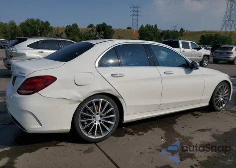 2016 Mercedes-Benz C 300 4Matic z USA, uszkodzony, nr VIN 55SWF4KBXGU145099
